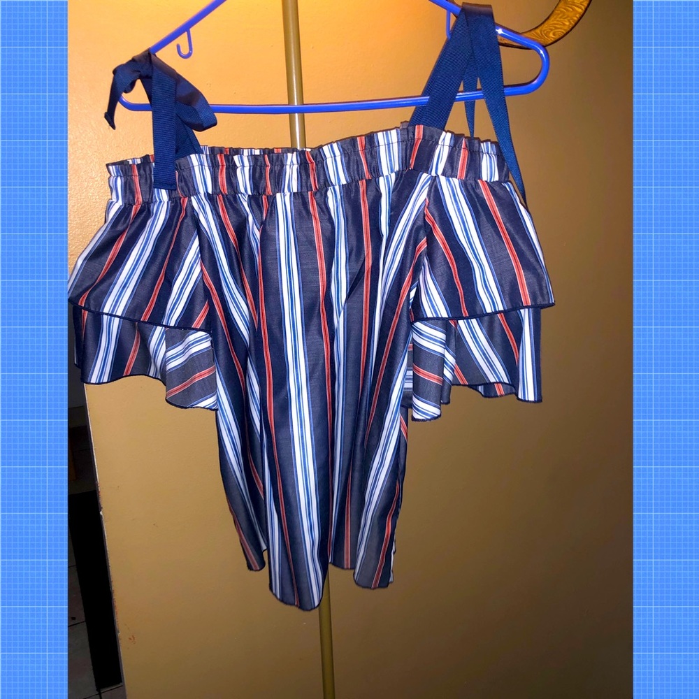 Womans medium top/slightly used/cute with jeans!